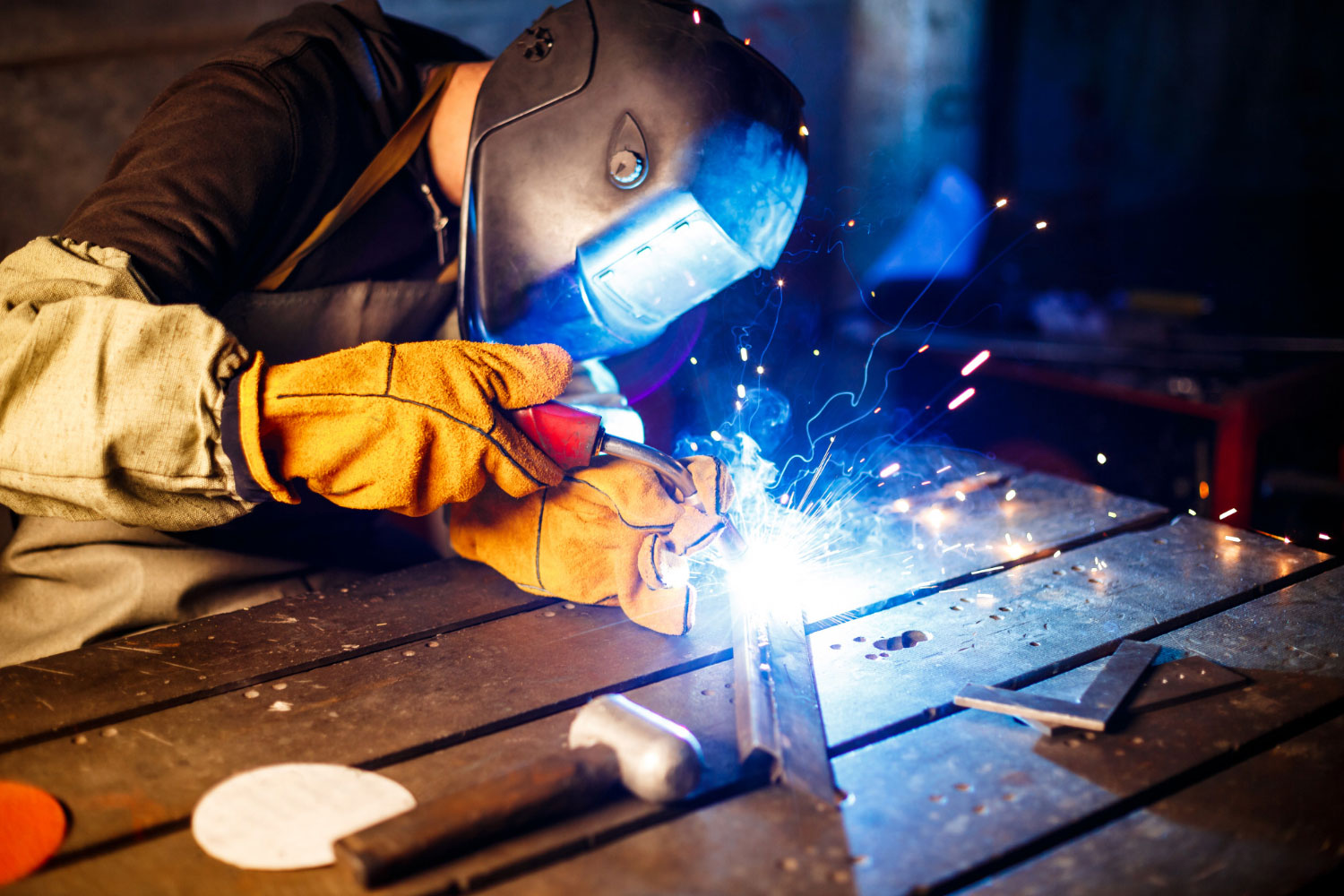 Soudeur professionnel au travail